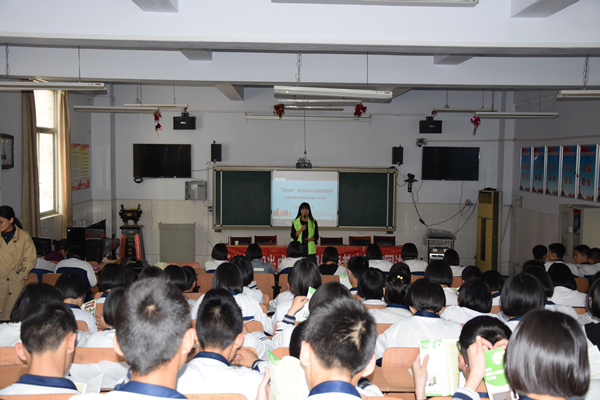 1-5.13“新老師”吳言走進十六中_副本